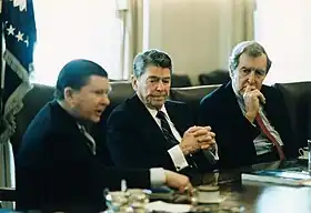 Photographie en couleur d'hommes d'État assis et réunis autour d'une table.
