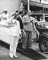 Le président Roosevelt et son attaché naval, le capitaine Daniel J. Callaghan, débarquant de l'USS Tuscaloosa à Gatun Locks, au Panama, le 18 février 1940.