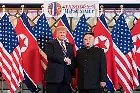 Poignée de main entreDonald Trump et Kim Jong-un.