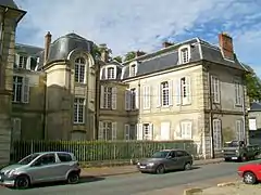 Château de Courcelles ; la façade nord peu valorisée sur la rue de Courcelles.