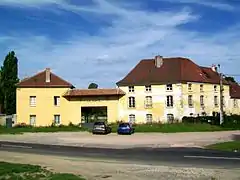 La ferme de la Cave au carrefour de la Libération : ancien relais de poste du XVIIIe siècle.