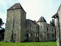 La ferme fortifiée du Valpendant : donjon du XIIIe siècle et logis du XVIe siècle.