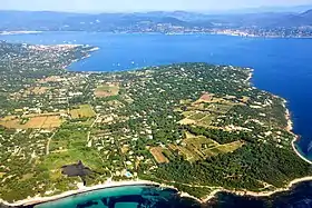 Vue aérienne du cap de Saint-Tropez, l'extrémité nord-est de la presqu'île de Saint-Tropez qui s'étend sur la gauche de l'image.