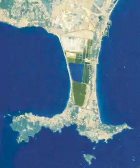 Presqu'île de Giens, double tombolo entre île et continent, France (image satellitale)