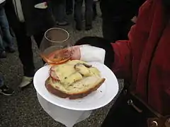 Dégustation de vin de paille du vignoble du Jura, avec tartine franc-comtoise.