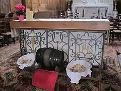 Tonneau de vin de paille au pied de l'autel de l'église Saint-Vincent d'Arlay