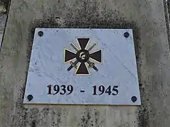 La croix de guerre 1939-1945 sur le monument aux morts.