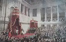 Tableau montrant une foule de personnes assises regardant au centre un homme debout en uniforme saluant de la main