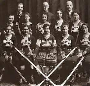 Photographie en noir et blanc d'une équipe féminine de hockey sur glace