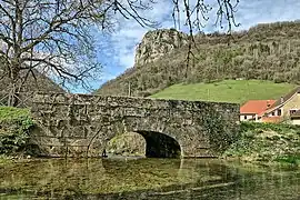 Pont sur La Vache avec, au second plan, le promontoire de Château et sa croix.