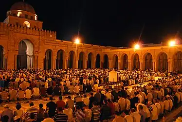 Photographie montrant la cour remplie de fidèles accomplissant la prière de Tarawih, lors d'une nuit du mois de ramadan de l'année 2012.