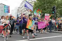 Photographie de deux adolescentes au cours d'une manifestation LGBT.