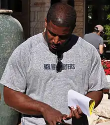 Description de l'image Priest Holmes speaks with soldiers CROPPED.jpg.