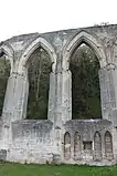 La façade nord de l'église avec les arcatures en bas à droite.