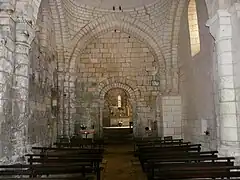 La nef, le chœur et, au fond, le sanctuaire.