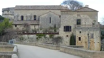 Le prieuré à l'extrémité septentrionale du pont Saint-Nicolas de Campagnac.