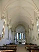 Vue intérieure de la chapelle du prieuré Saint-Hugues.