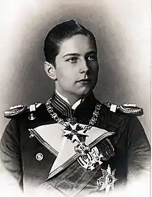 Photographie noir et blanc du buste d'un jeune homme en tenue militaire.