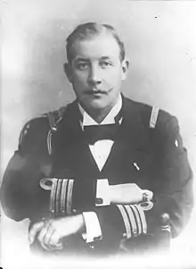 Photographie d'un homme vêtu d'un uniforme de marin