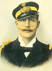 Photographie ancienne en couleurs : homme moustachu avec une casquette d'uniforme.