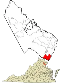 Dans la partie inférieure de l'image, la localisation du comté de Prince William (en orange) dans l'État de Virginie (en jaune) ; agrandie dans le reste de l'image, celle de la base militaire (en rouge) enclavant la ville de Quantico (en gris) par rapport au comté (en blanc).