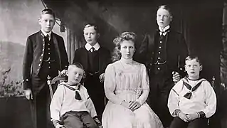 Le prince John (assis à gauche) et sa famille.