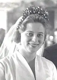 Photographie d'une jeune fille portant un voile de mariée.