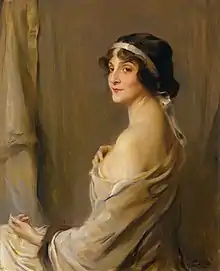 Portrait d'une femme de trois-quarts, montrant son épaule dénudée.