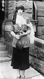 Photographie en noir et blanc d'une jeune fille en tenue des années folles.