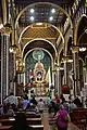 Les pèlerins se dirigeant à genoux vers l'autel de la Vierge.