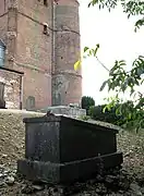 À Prisces, la première haie défensive est actuellement à mi-pente, sur le flanc nord. Peut-être a-t-elle été déplacée pour un agrandissement du cimetière depuis la fin des périodes troublées.