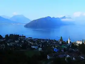 Vue du Bürgenstock depuis le poste d'observation de l'ancien fort souterrain d'artillerie de Vitznau de l'autre côté du lac des Quatre-Cantons.