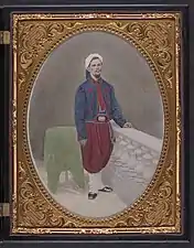 Le soldat Louis A. Matos de la compagnie C, 5e régiment d'infanterie de New York, en uniforme de zouave de l'Union.