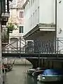 Pont privé du théâtre Malibran sur le rio de San Giovanni Crisostomo