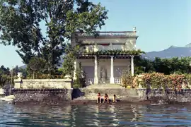 Personnes assises sur les marches d'un bain public à la Villa Salagnon.(Photo prise le 7 juillet 1968)