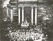 La procession de la Fête-Dieu devant l'église Saint-Pierre de Besançon en 1863.