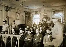 Le procès de Sarajevo. Princip est assis au centre de la première rangée.