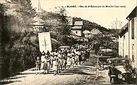 Procession de la Fête-Dieu (1931). L'église est visible en arrière-plan.