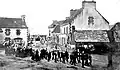 Procession dans le bourg de Landudec au début du XXe siècle.