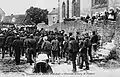 Procession dans le bourg de Pluneret (carte postale Artaud et Nozais, vers 1920).