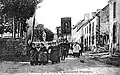 Procession dans le bourg de Querrien vers 1930 (carte postale Million).