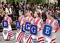 Groupe de fillettes de la procession du Saint-Sang portant les lettres de la ville de Bruges, en 2010