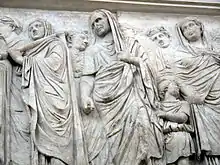 Détail avec Agrippa voilé et derrière lui Julia ; à l'arrière-plan, la main sur la tête d'un enfant, se tiendrait Livie