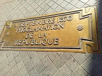 Plaque commémorative de la proclamation de la République près de la tombe du Soldat inconnu.