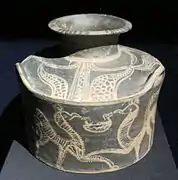 Vase de Lefkandi, milieu du XIIe siècle av. J.-C. : griffons nourrissant leurs petits. Musée archéologique d'Érétrie.
