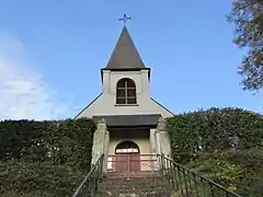 La façade de l'église.