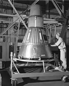 La capsule Mercury en cours d'assemblage. La coque assurant la protection thermique n'a pas encore été mise en place.