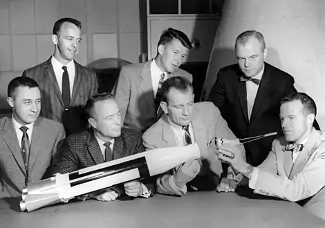 Les sept premiers astronautes américains. Glenn est en haut à droite.