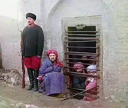 Cinq prisonniers dans leur prison-cave (Zindane). Émirat de Boukhara.