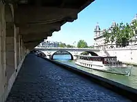 La promenade dans sa première partie et de nuit vue depuis le pont Saint-Michel.